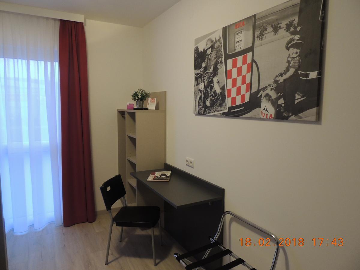 Avia Motel Bisamberg コルノイブルク エクステリア 写真