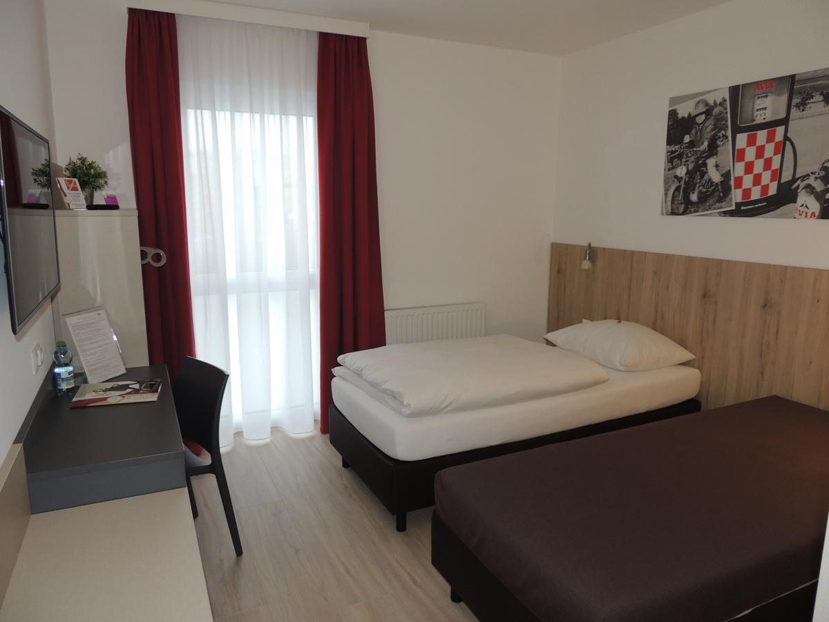 Avia Motel Bisamberg コルノイブルク エクステリア 写真