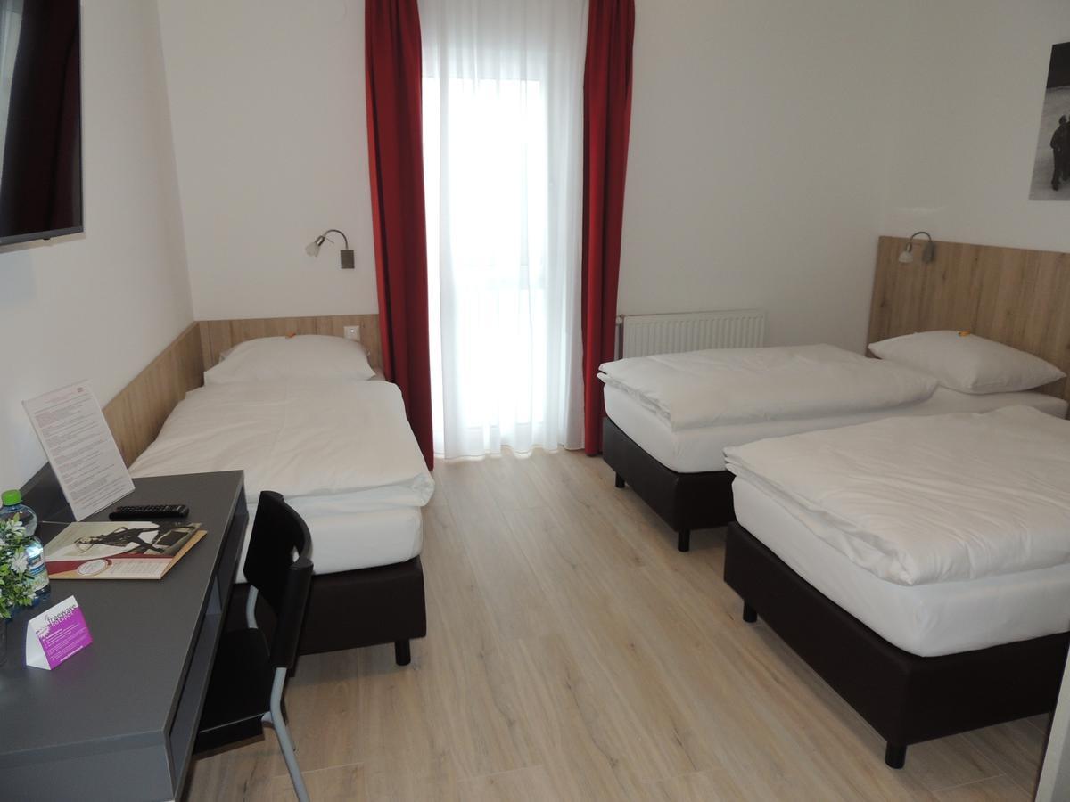 Avia Motel Bisamberg コルノイブルク エクステリア 写真