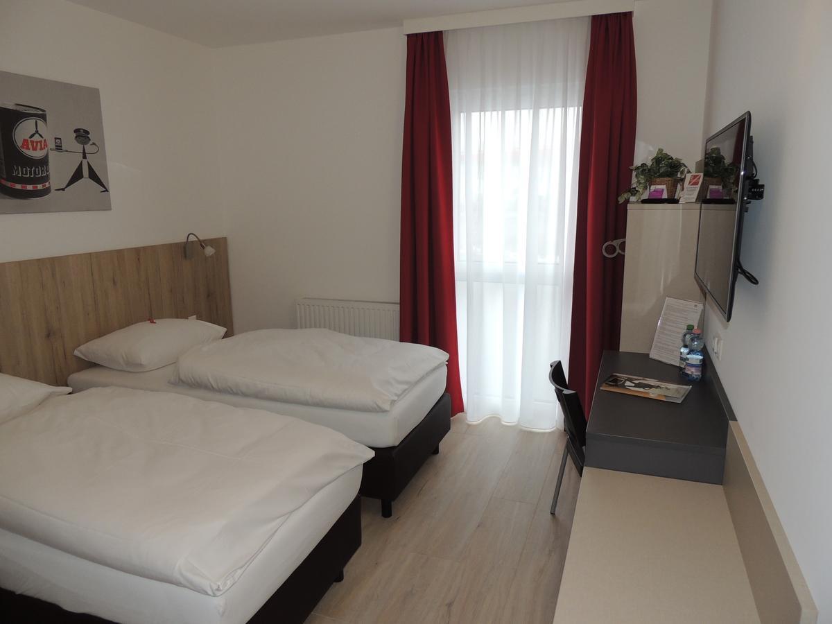 Avia Motel Bisamberg コルノイブルク エクステリア 写真
