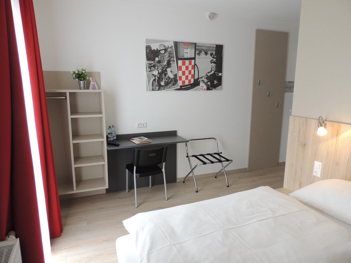 Avia Motel Bisamberg コルノイブルク エクステリア 写真